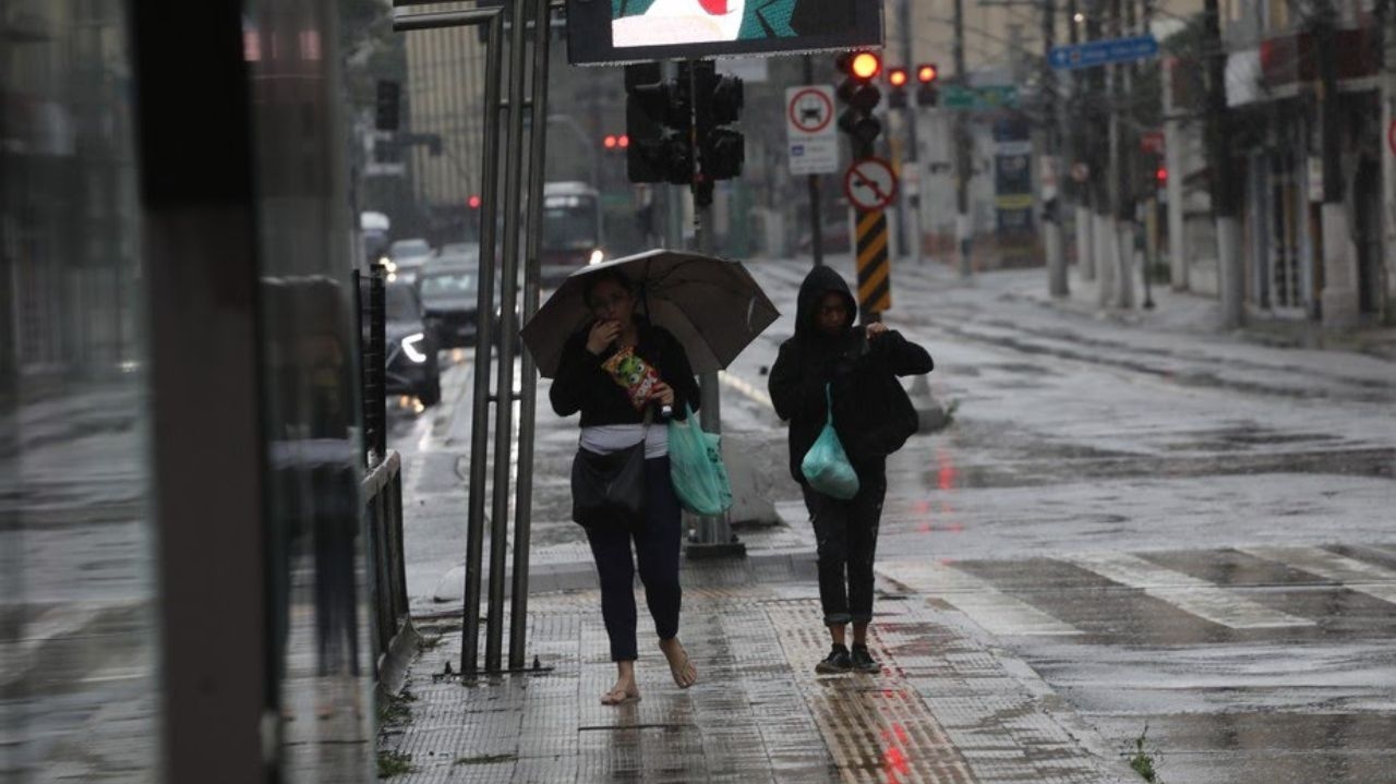 Temporal deixa São Paulo sem luz e alaga regiões da cidade