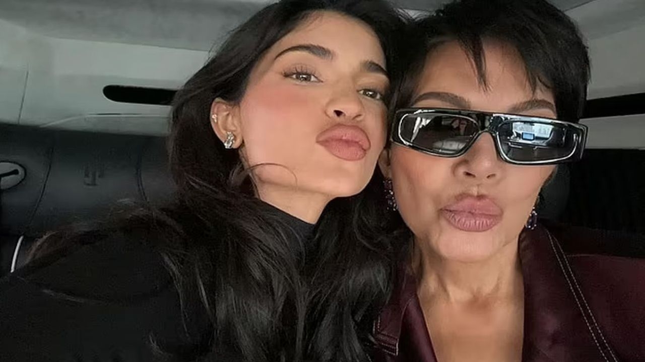 Kylie Jenner surpreende Kris Jenner com bolsa de R$24 mil personalizada