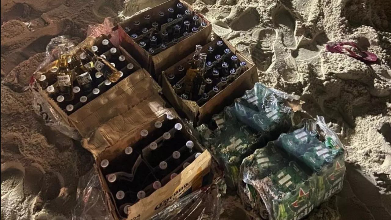 Operação de fiscalização apreende 140 garrafas de vidro antes de Réveillon em Copacabana