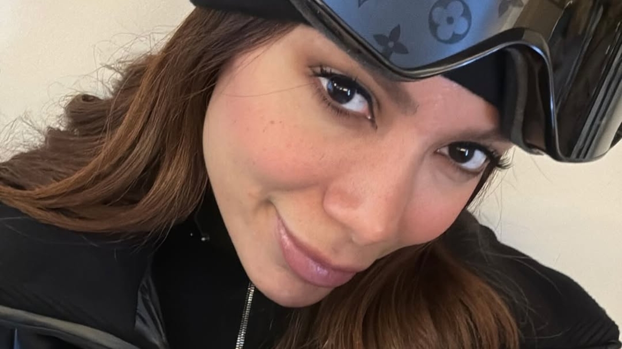 Anitta aproveita ferias na Suiça com look de RS 22 mil