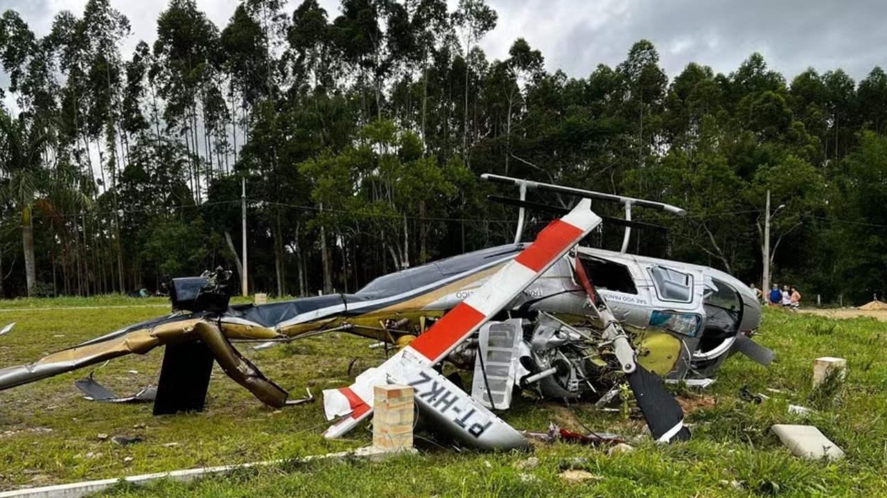 Helicóptero com cinco pessoas cai em Santa Catarina