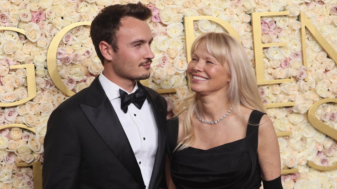 Pamela Anderson encanta ao posar sem maquiagem no tapete vermelho do Globo de Ouro ao lado do filho
