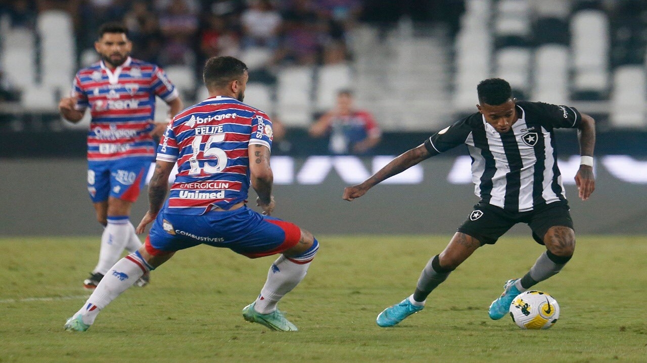 Vasco da Gama anuncia o volante Tchê Tchê, ex-Botafogo, como reforço para a temporada 2025
