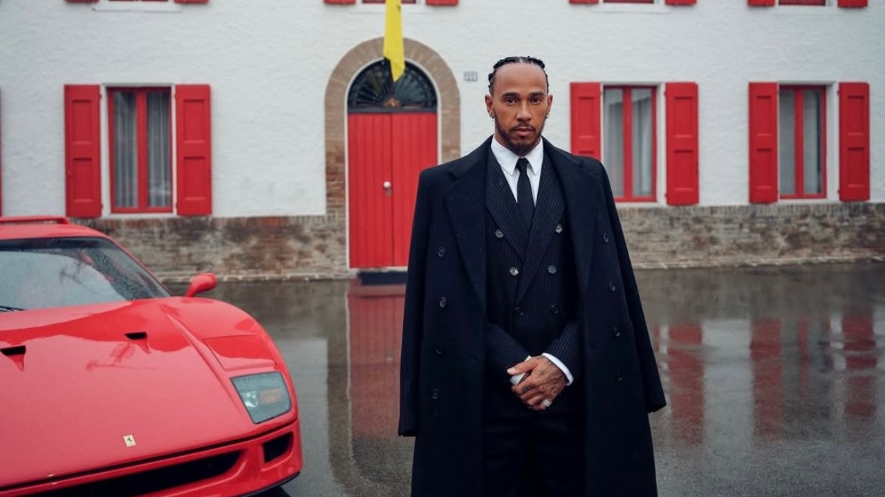 Usando alta costura, Lewis Hamilton é apresentado na Ferrari ao lado da lendária F40