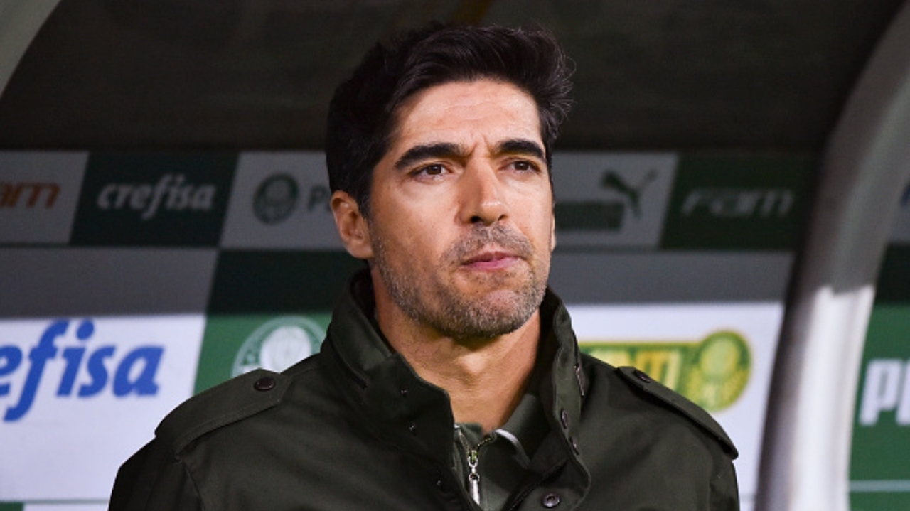 Abel Ferreira cobra publicamente diretoria por contratação de atacante