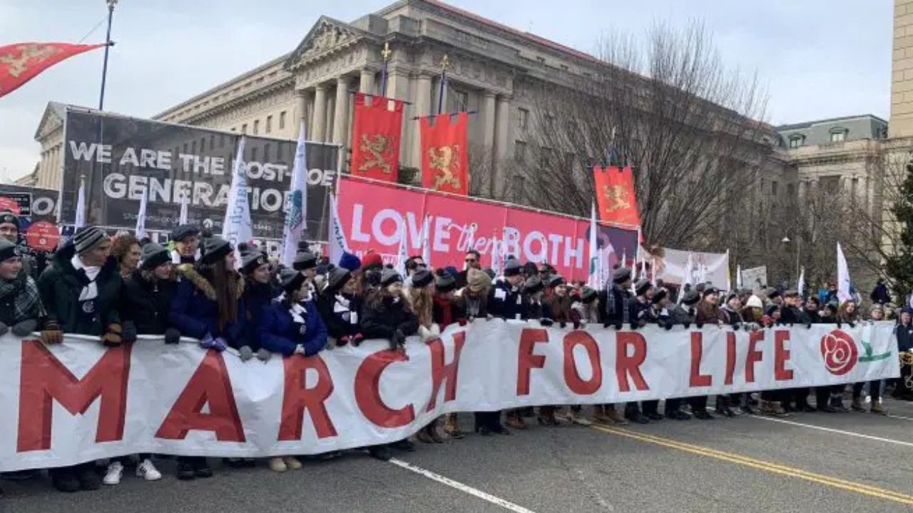 Após perdoar 23 ativistas antiaborto, Donald Trump participa da Marcha Pela Vida