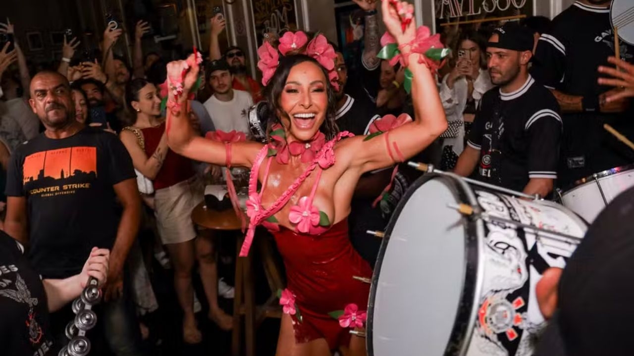 Sabrina Sato rouba cena no Carnaval Bar Brahma com look ousado