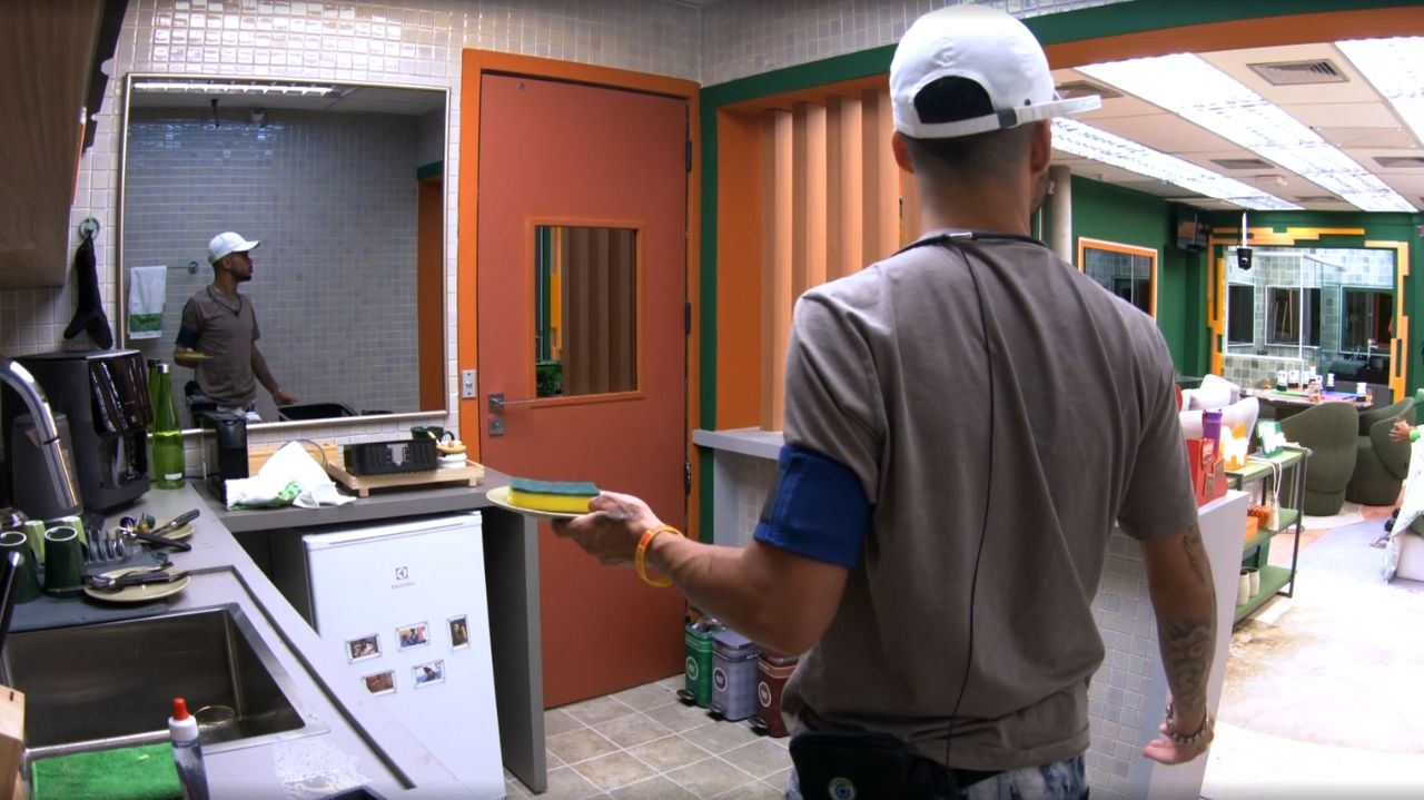BBB 25: Vitória Strada chora com formação do Paredão e recebe crítica de João Pedro