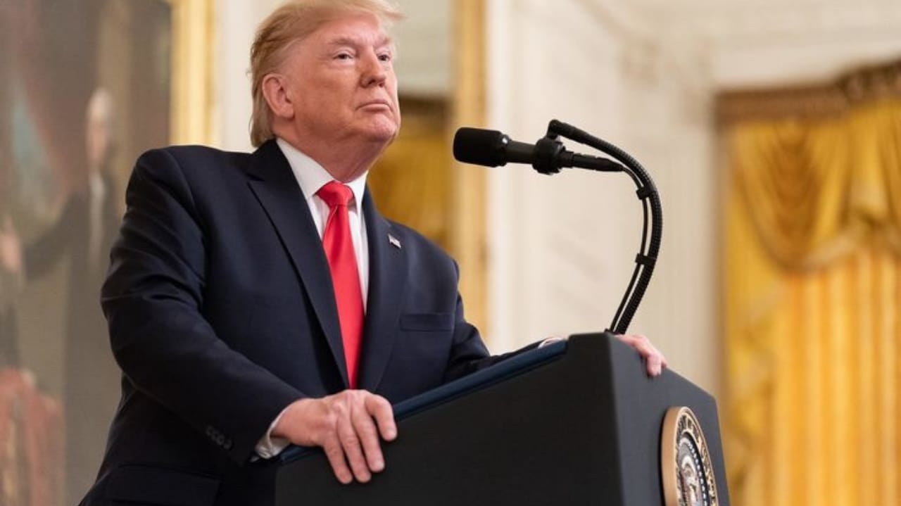 Trump ironiza sobre possível visita ao local do acidente aéreo em Washington: “quer que eu vá nadando?”