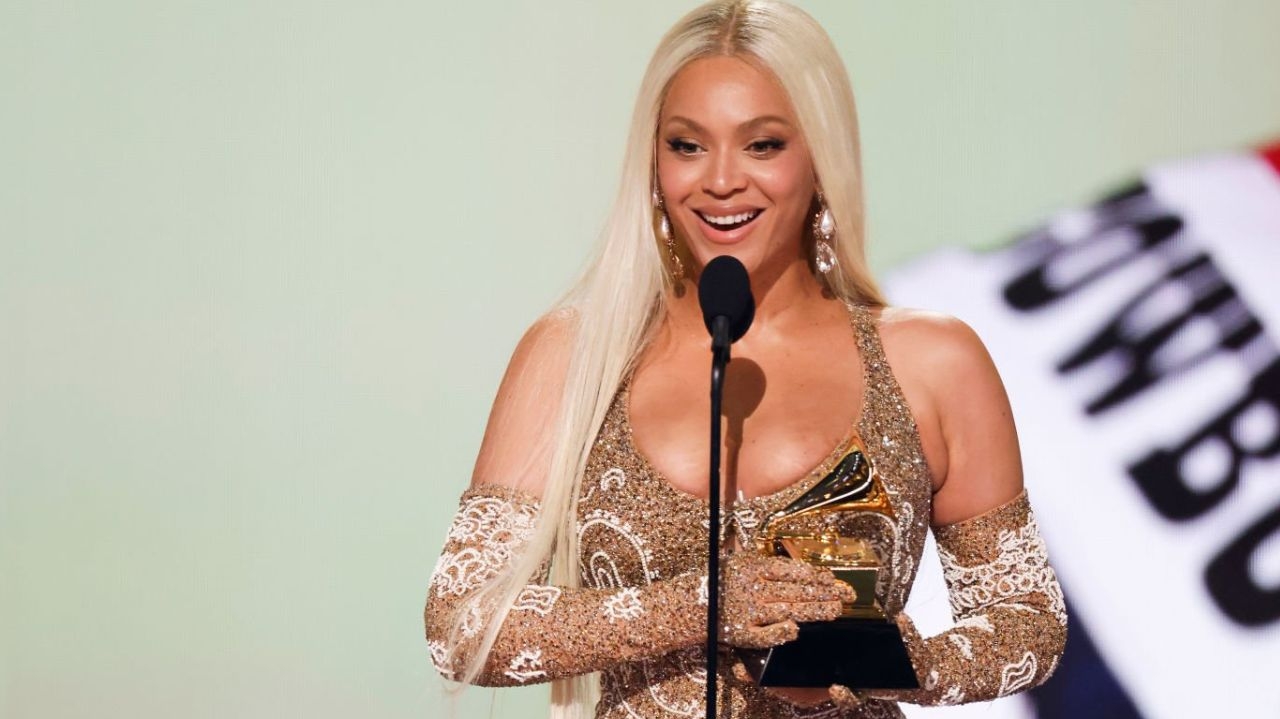 Beyoncé aposta em vestido da Schiaparelli para o Grammy 2025