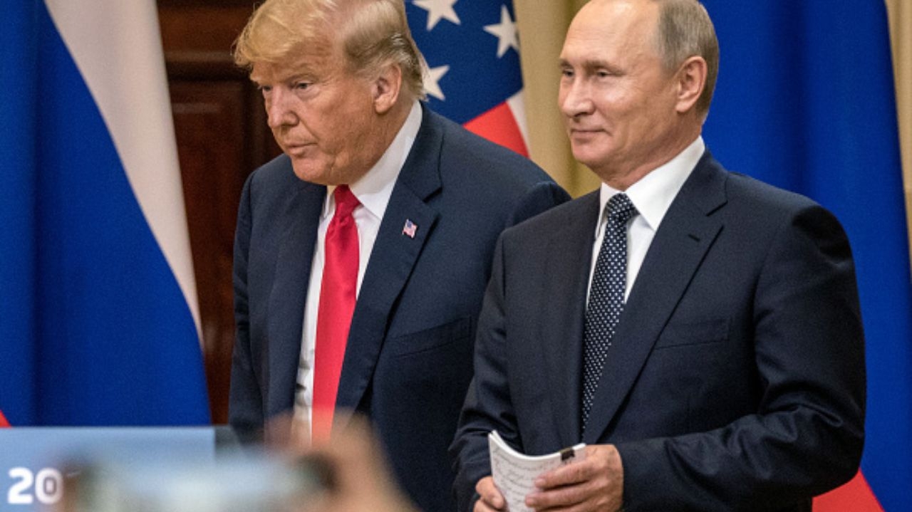 EUA e Rússia negociam paz sem Ucrânia, enquanto Zelensky barra acordo sobre minerais