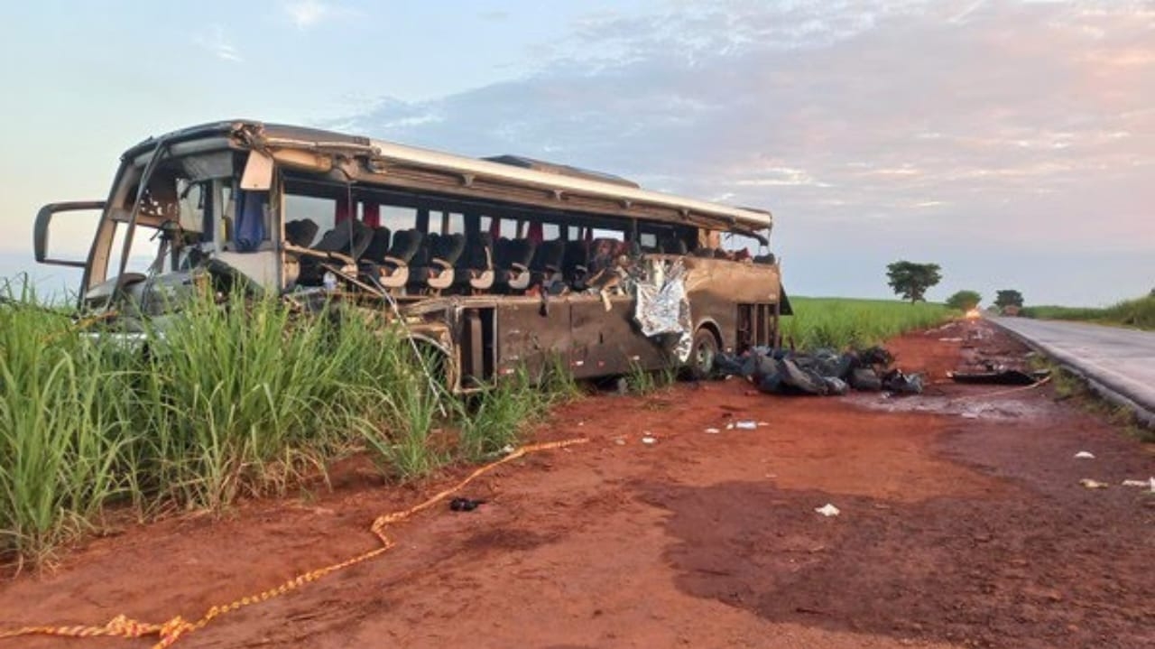 Caminhão e ônibus universitário colidem deixando ao menos 12 mortos no interior de São Paulo