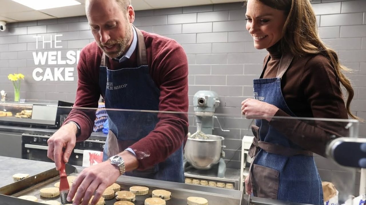 Príncipe William e Kate Middleton fazem bolos para súditos do País de Gales