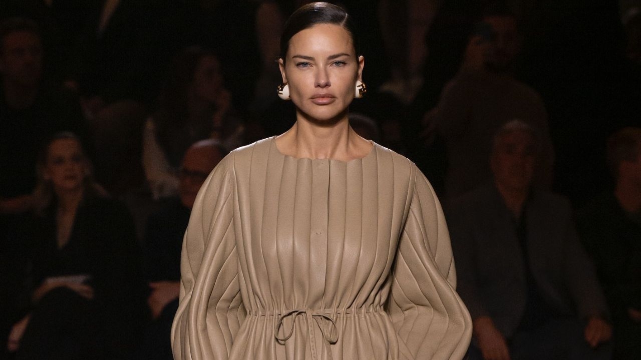 Fendi: Adriana Lima marca presença em desfile de 100 anos da grife