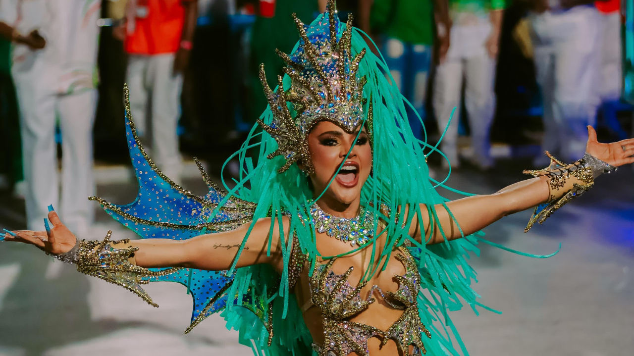 Mileide Mihaile se destaca na Sapucaí com fantasia luxuosa de 20 mil cristais e Swarovski