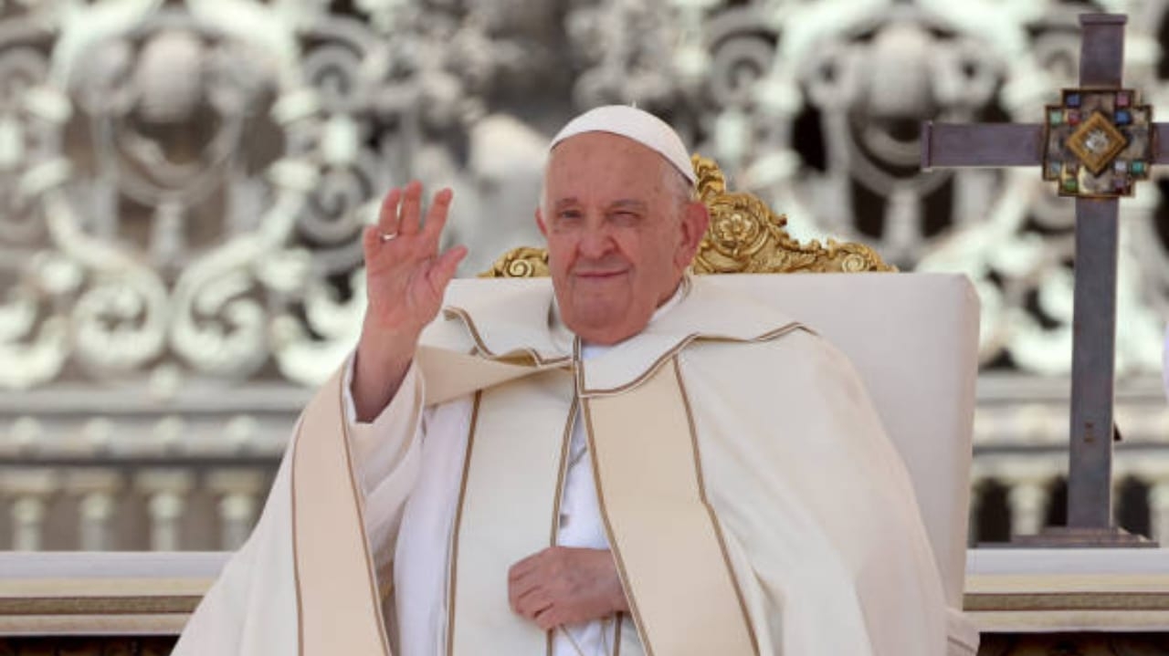 Papa Francisco tem melhora em tratamento, diz fonte do Vaticano
