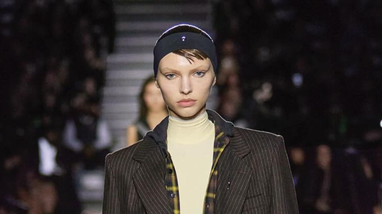 Coperni: marca apresenta delineado ultra-longo em desfile