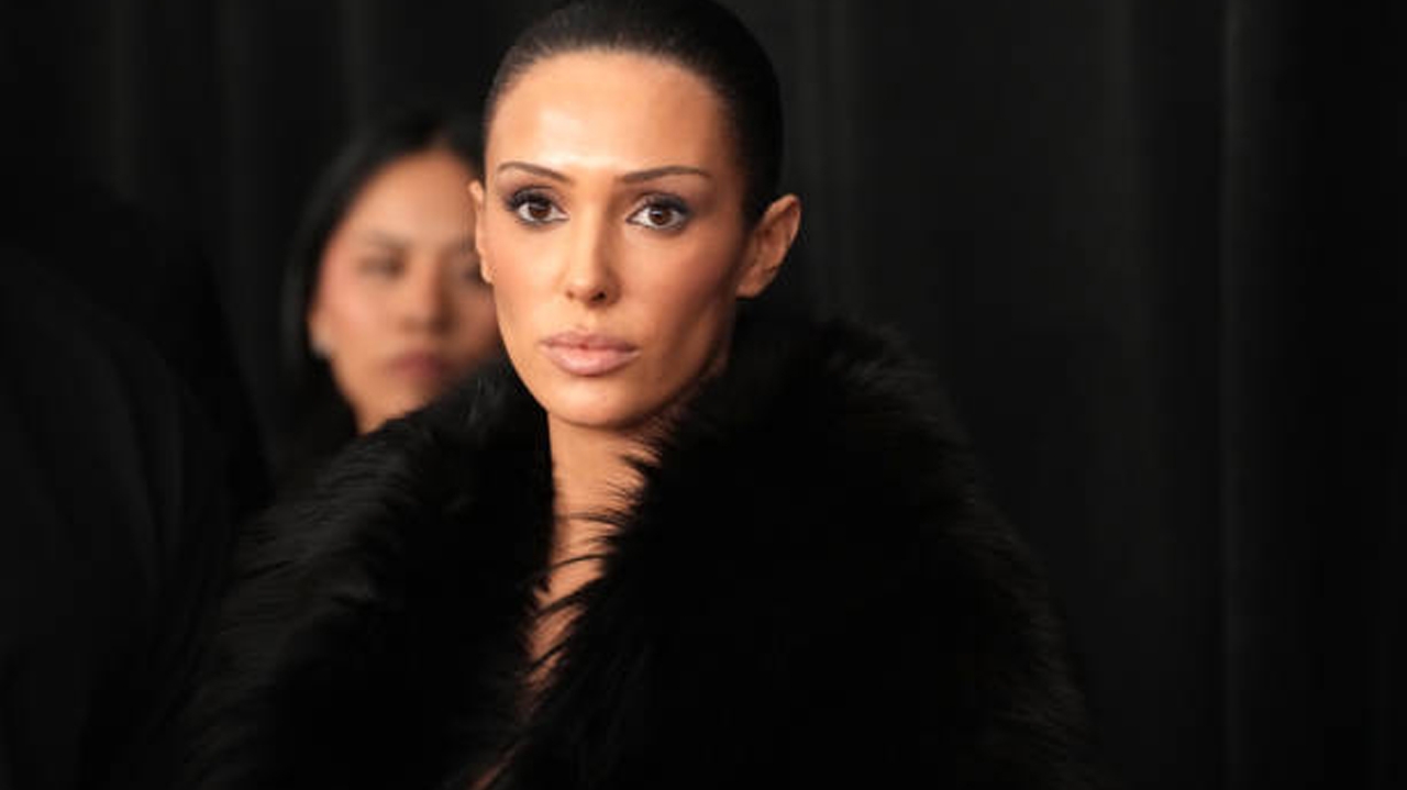 Bianca Censori volta a posar nua após polêmica no Grammy