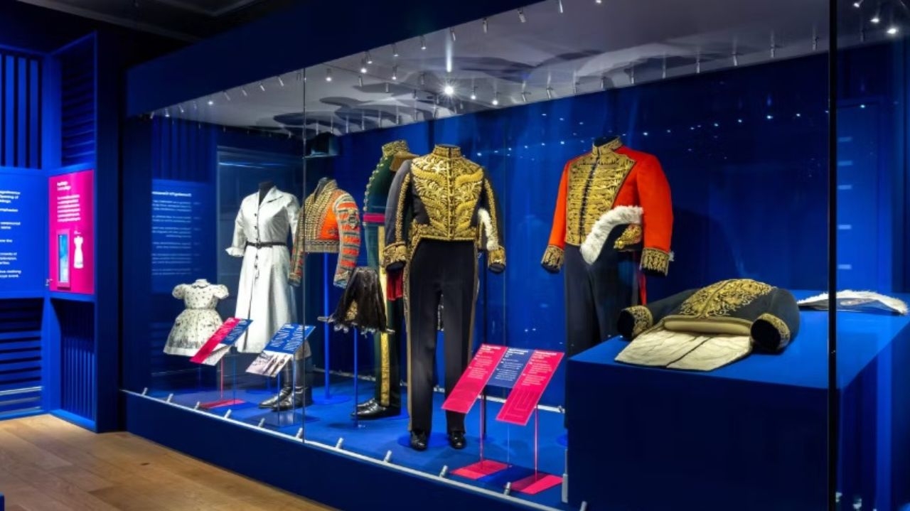 Dress Codes: exposição em Londres destaca peças usadas por ícones da realeza