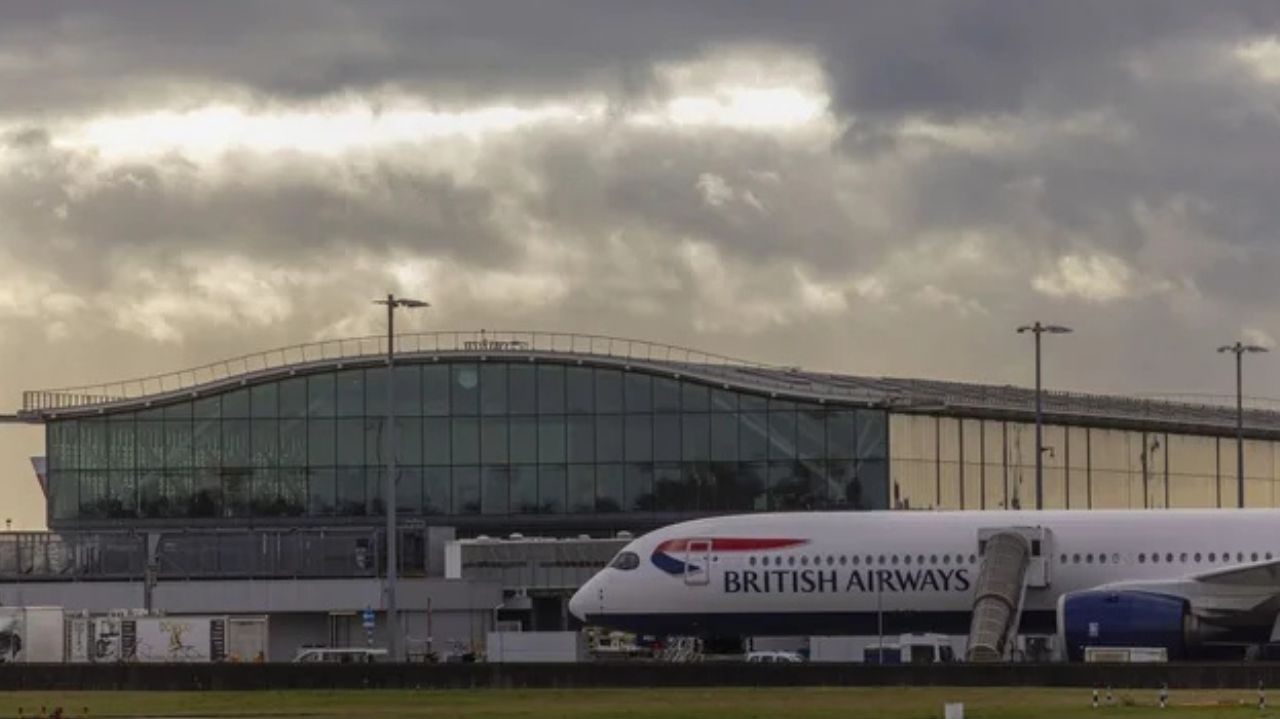 “Falha clara de planejamento”, diz presidente da IATA sobre apagão após incêndio em Heathrow