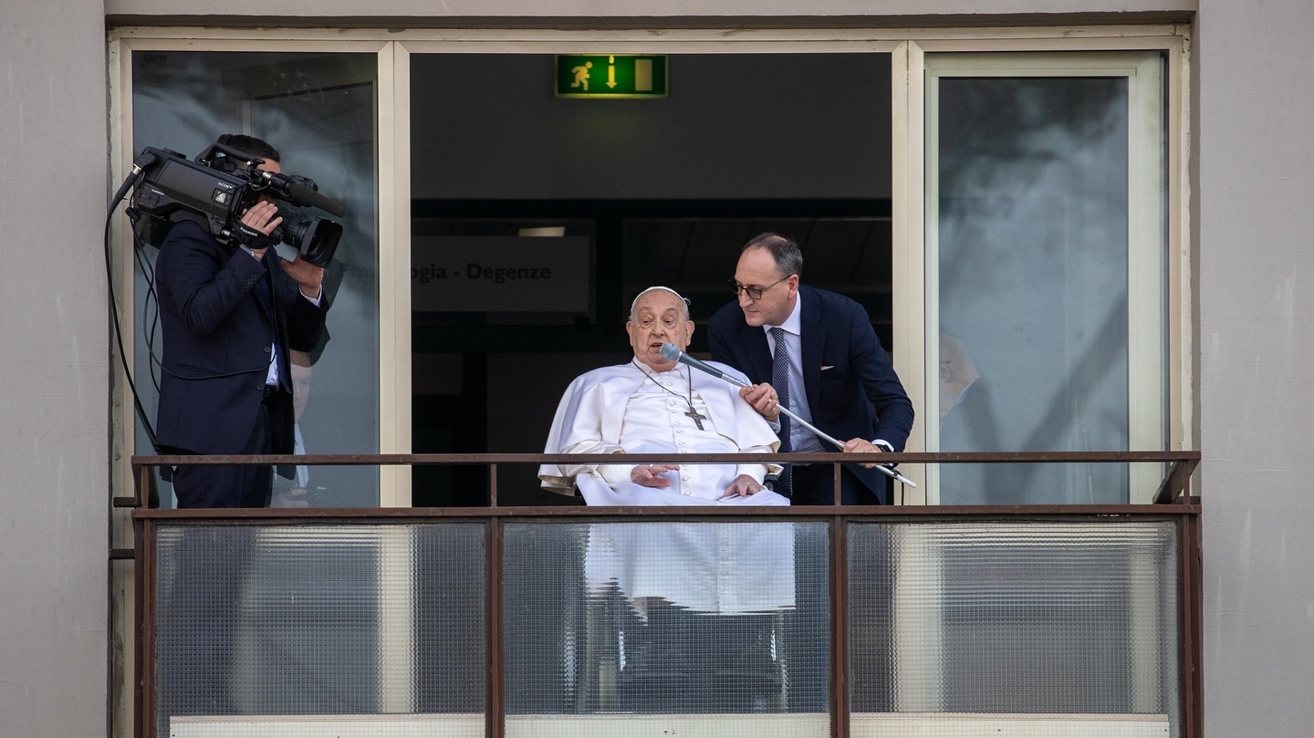 Papa Francisco recebe alta após quase 40 dias internado e faz primeira aparição aos fiéis