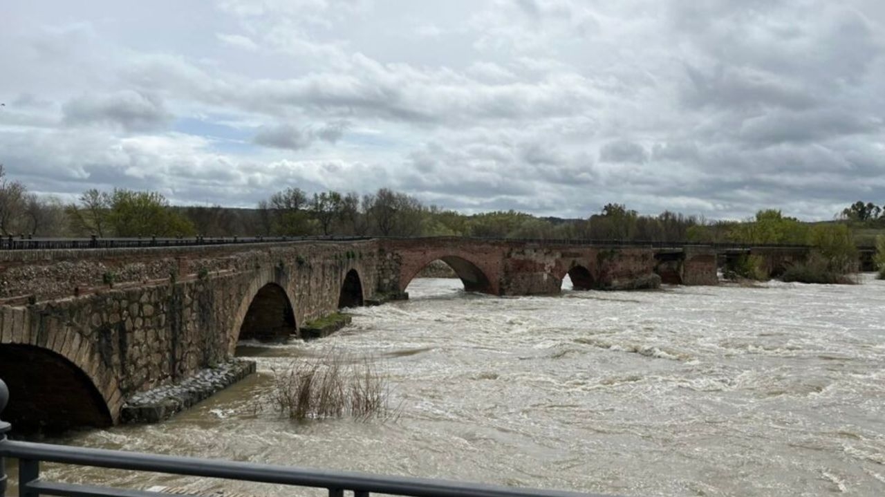 Ponte em Talavera de la Reina, na Espanha desaba durante enchentes