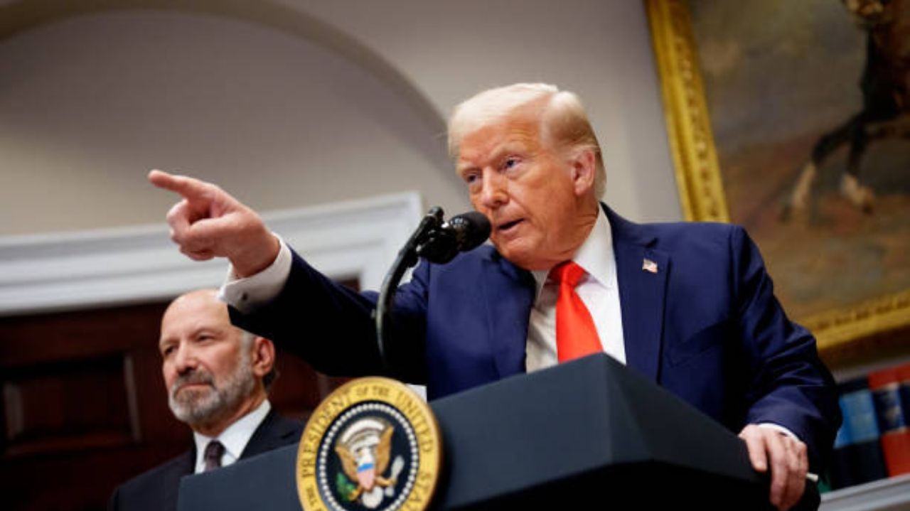 Trump aprova repasse de taxa de 25% a países que negociarem com Venezuela