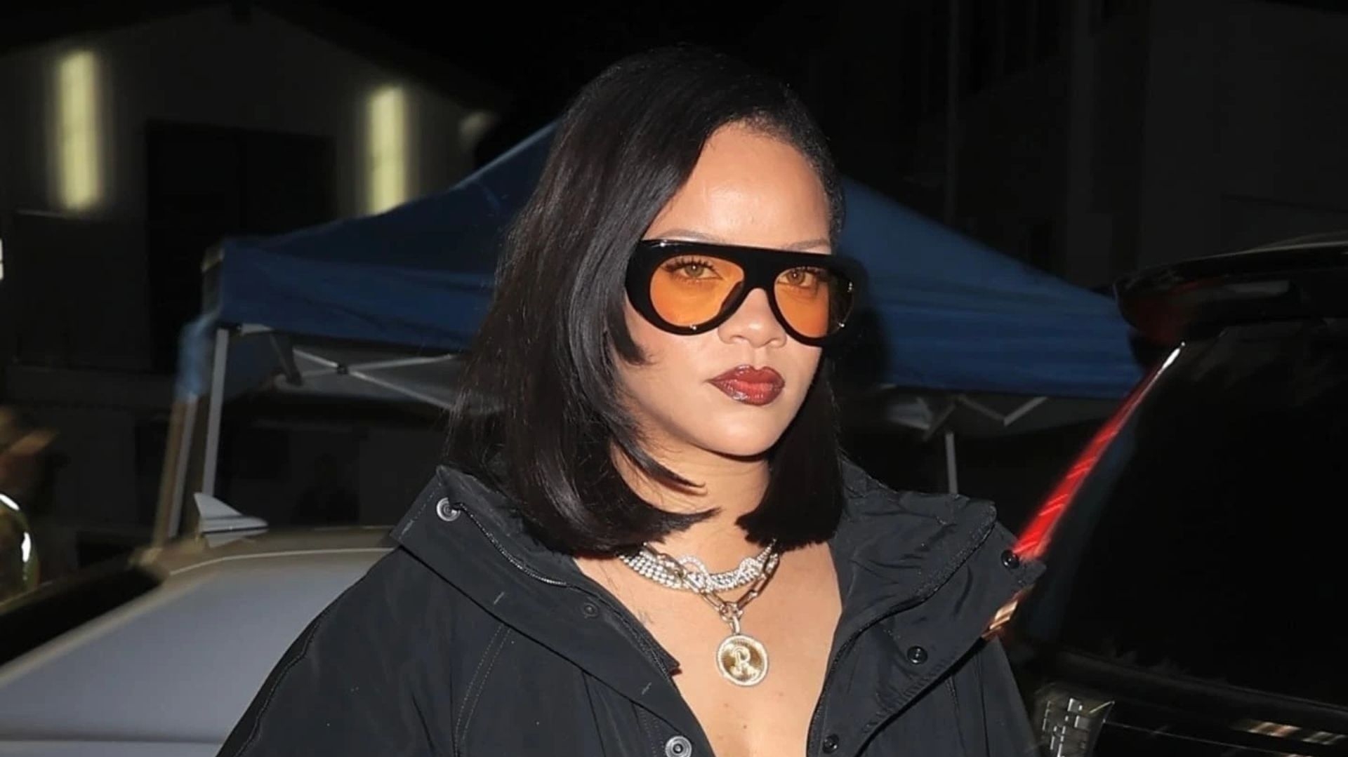 Rihanna combina tendências em look elegante com pegada esportiva