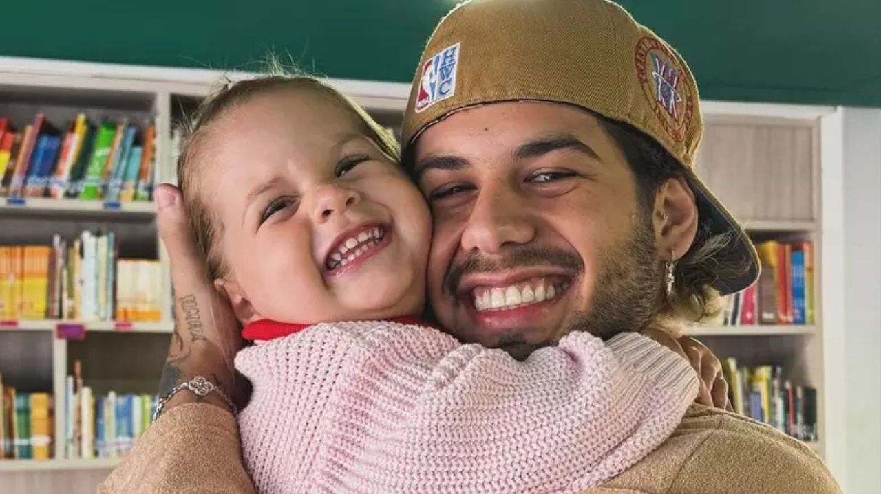 Zé Felipe chama atenção de Maria Flor e vídeo repercute na web
