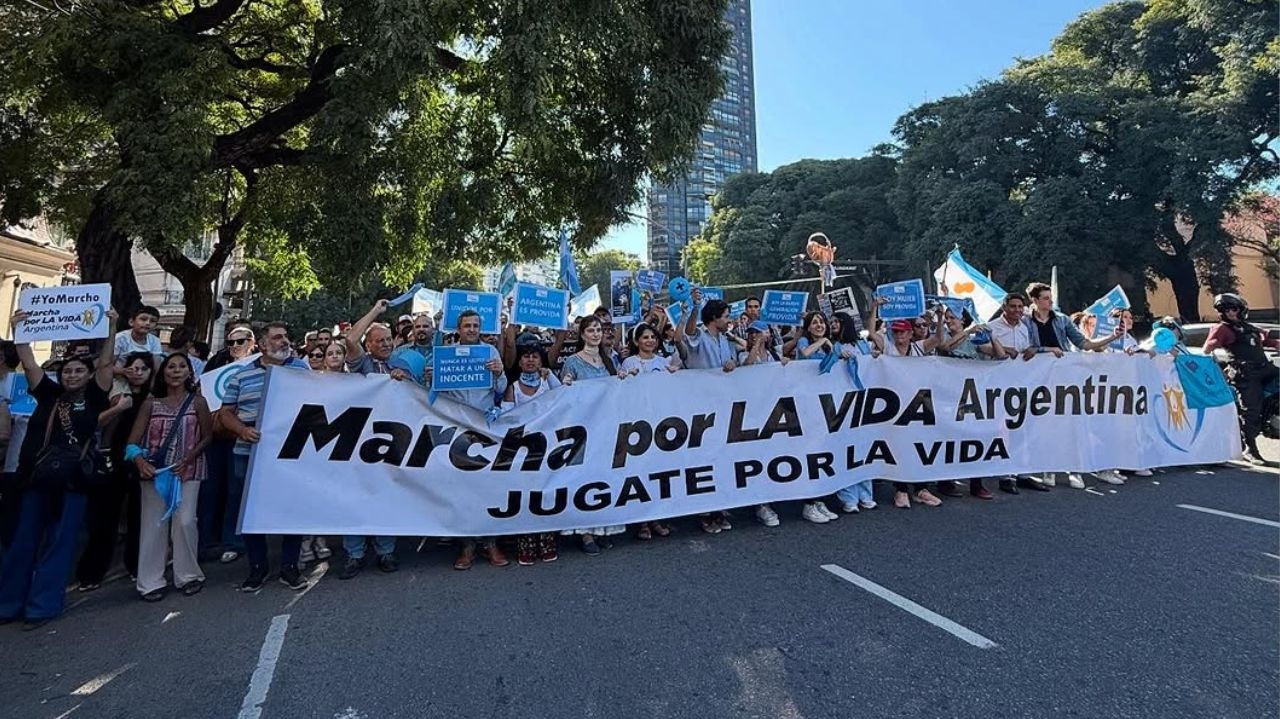Argentinos vão às ruas para pedir a criminalização do aborto
