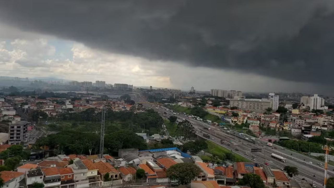 Chuva com granizo na Grande SP gera alagamentos e provoca falta de energia elétrica