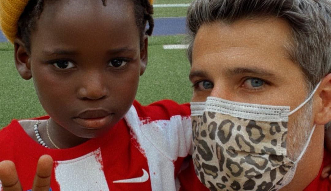 Bruno Gagliasso leva o filho para ver jogo em estádio da Espanha