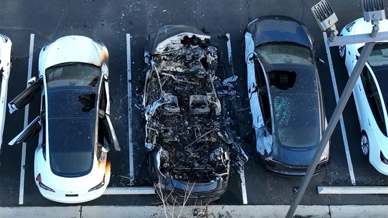 Suspeito de incendiar concessionária da Tesla é acusado formalmente por terrorismo