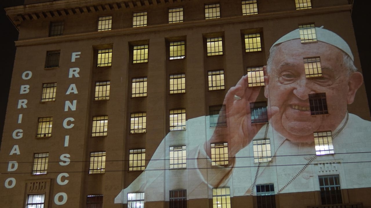 São Paulo homenageia Papa Francisco no Edifício Matarazzo