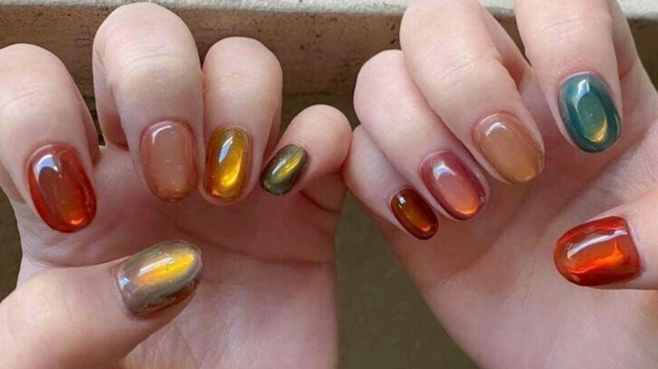 Unhas de gelatina conquistam 2025 com cores vibrantes e efeito translúcido
