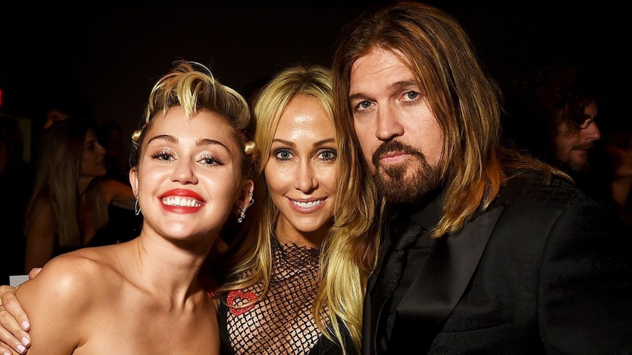 Miley Cyrus fala sobre o divórcio dos pais e como isso afetou sua relação com Billy Ray