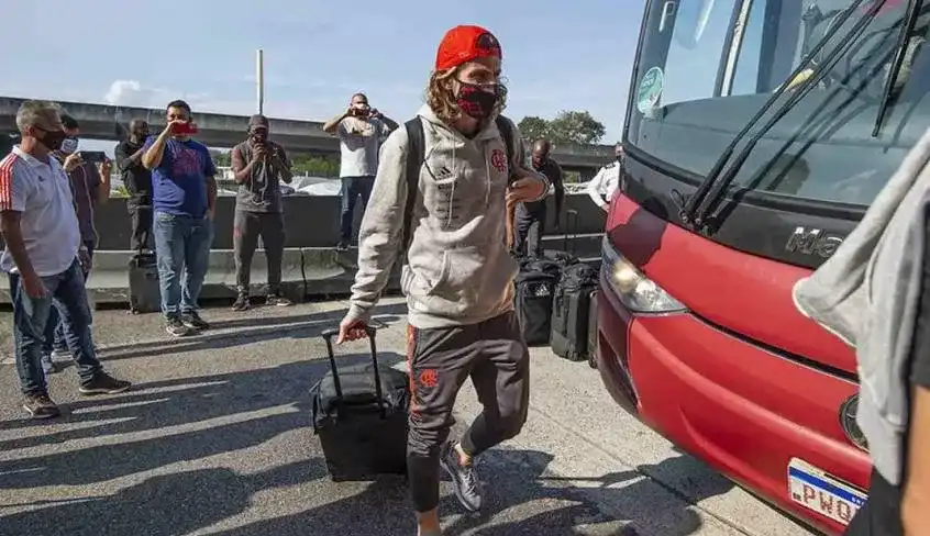 Arrascaeta e Filipe Luis viajam para o Equador e existe a chance da dupla ser titular no confronto de quarta-feira