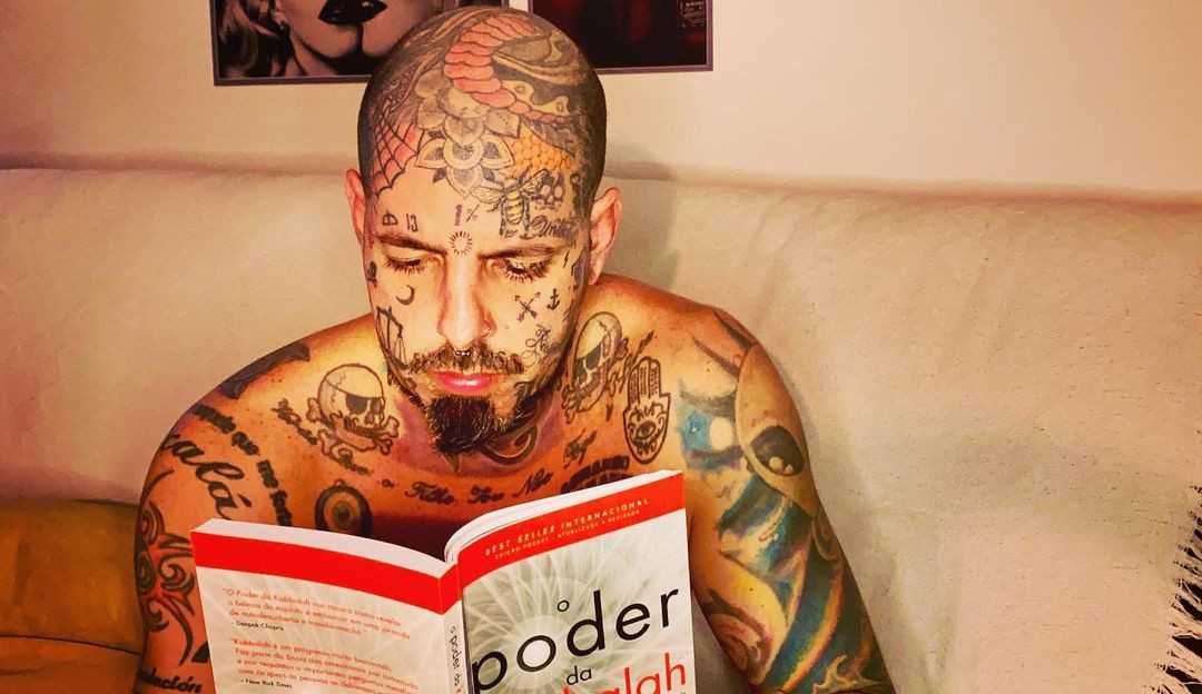 Tico Santa Cruz revela ameaças que recebeu contra sua família