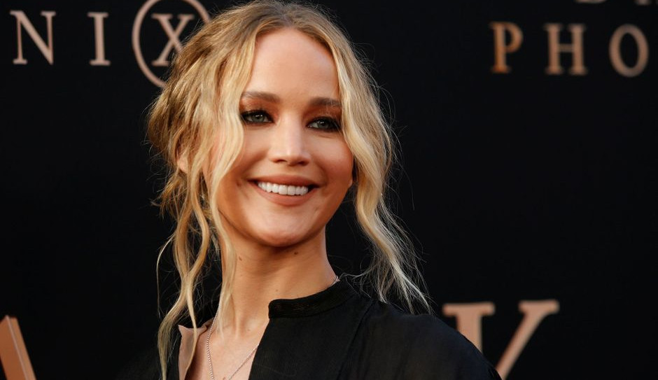 Jennifer Lawrence exibe barriguinha de gravidez em passeio por NY