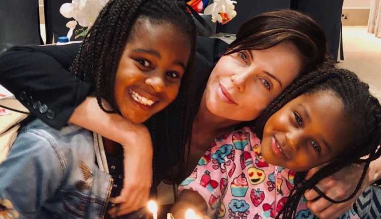 Charlize Theron fala que ser considerada “/legal”/ pelas filhas é mais gratificante que ganhar um Oscar