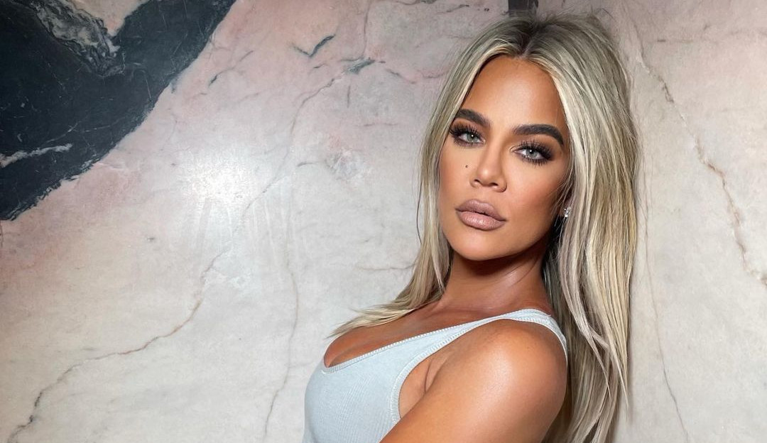 Khloé Kardashian revela que não tinha uma boa relação com a comida e sofreu traumas com as irmãs “/magras”/