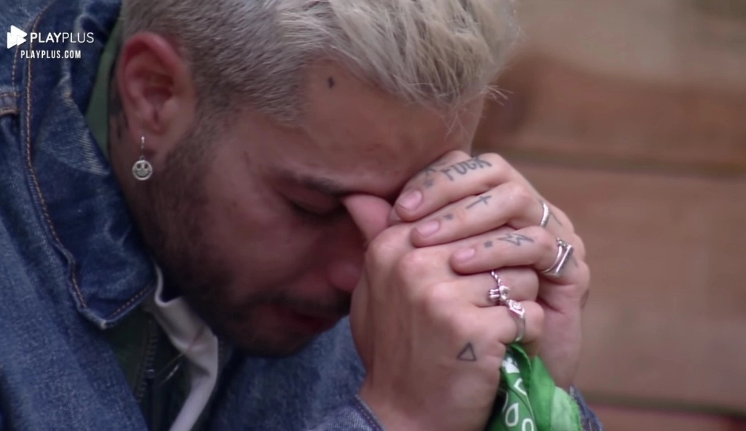 Gui Araujo chora após eliminação de Laryssa Bottino em “/A Fazenda 13″/