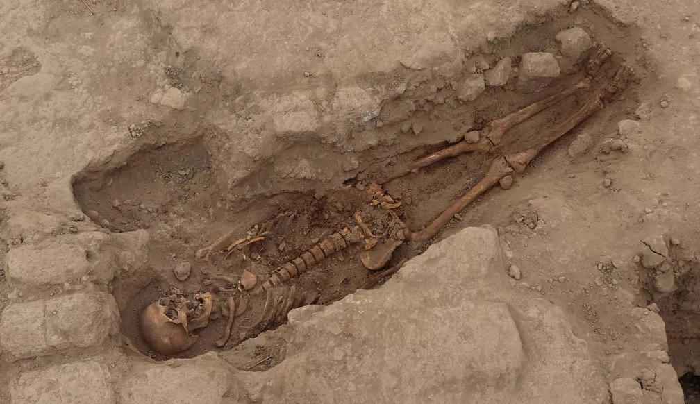 Grupo de esqueletos com mais de mil anos foram encontrados no Peru