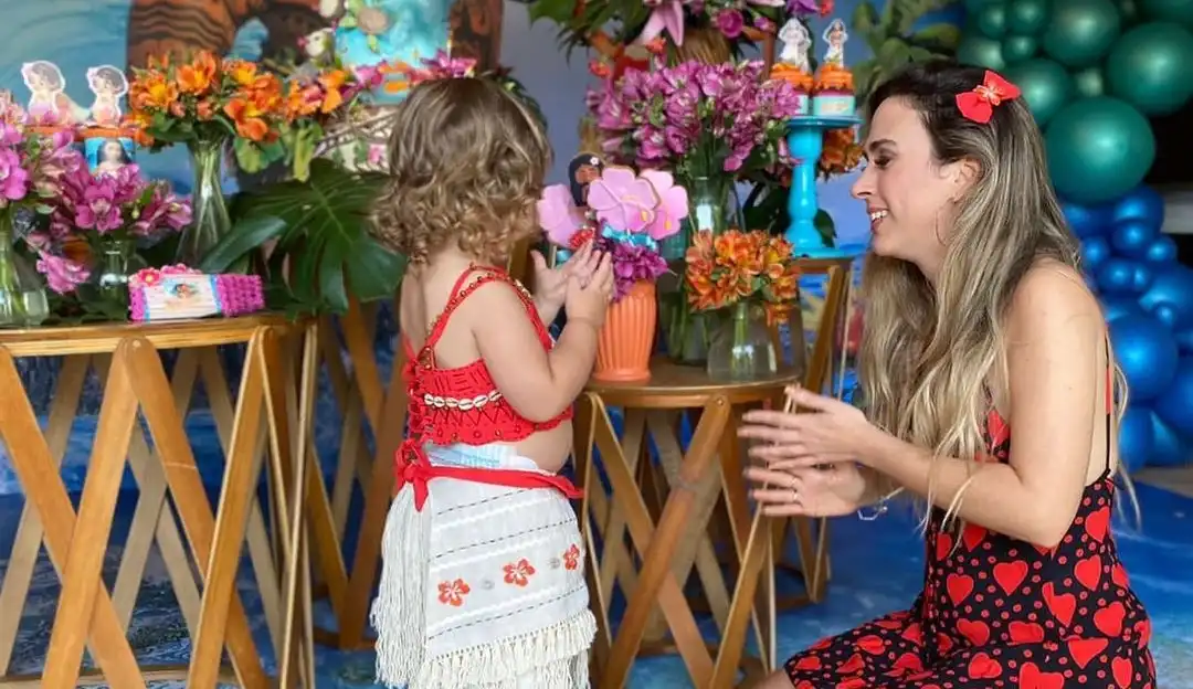 Tatá Werneck comemora dois anos de Clara Maria