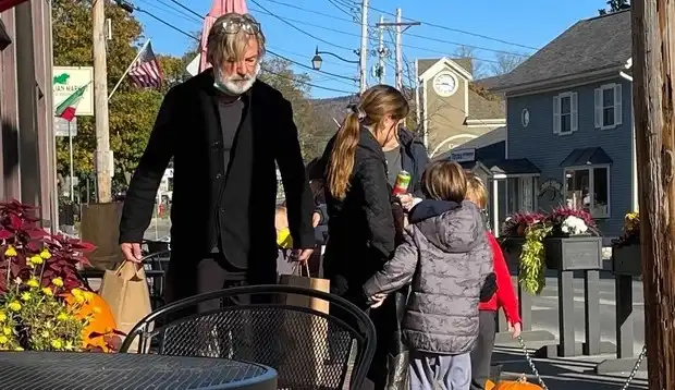 Uma semana após tragédia com cineasta, Alec Baldwin é fotografado com a família
