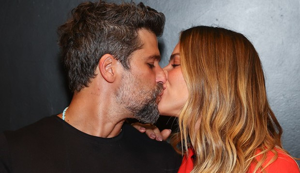Giovanna Ewbank e Bruno Gagliasso trocam beijos em Premiére