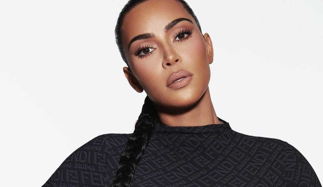 Kim Kardashian é flagrada de mãos dadas com ator 14 anos mais novo