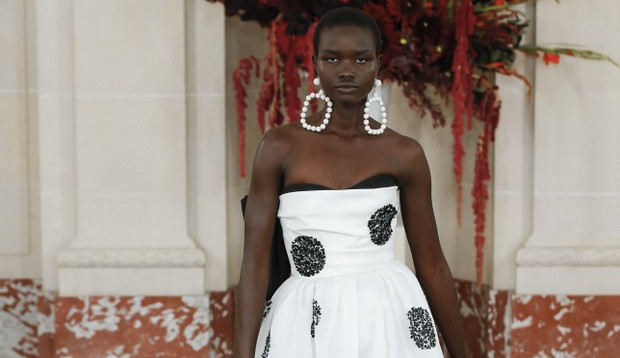 Marca Carolina Herrera completa 40 anos: “/Vestir-se é uma experiência mágica”/