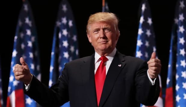 Trump acusa Alec Baldwin de ter atirado em Halyna Hutchins de propósito