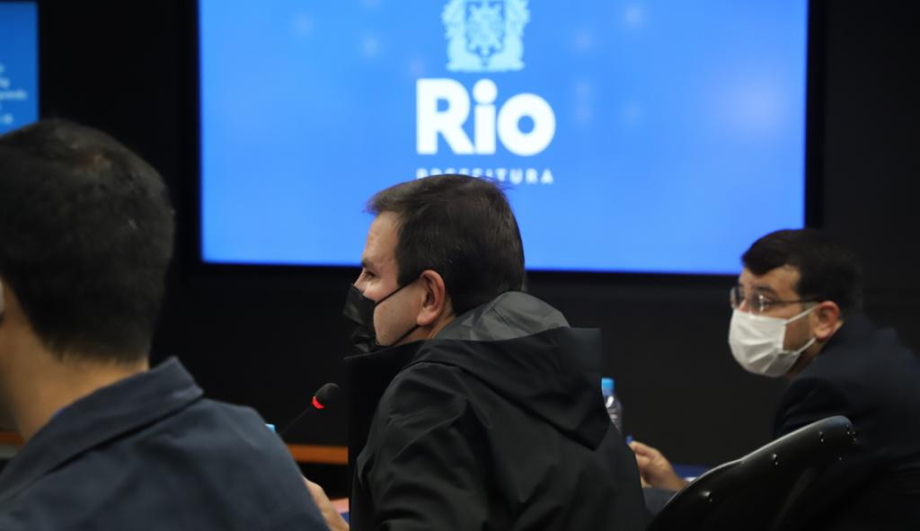 Prefeitura do RJ retira restrições da pandemia, mas permanece com o uso de máscaras em transportes e locais fechados